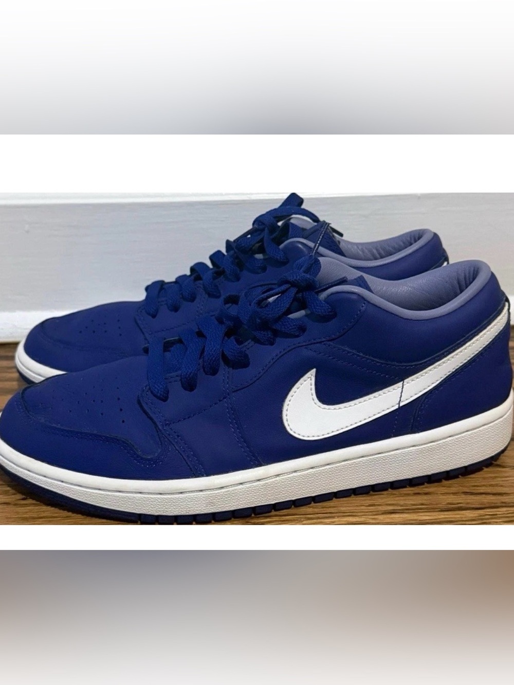 Nike Low-Top Sneakers in Navy and White
